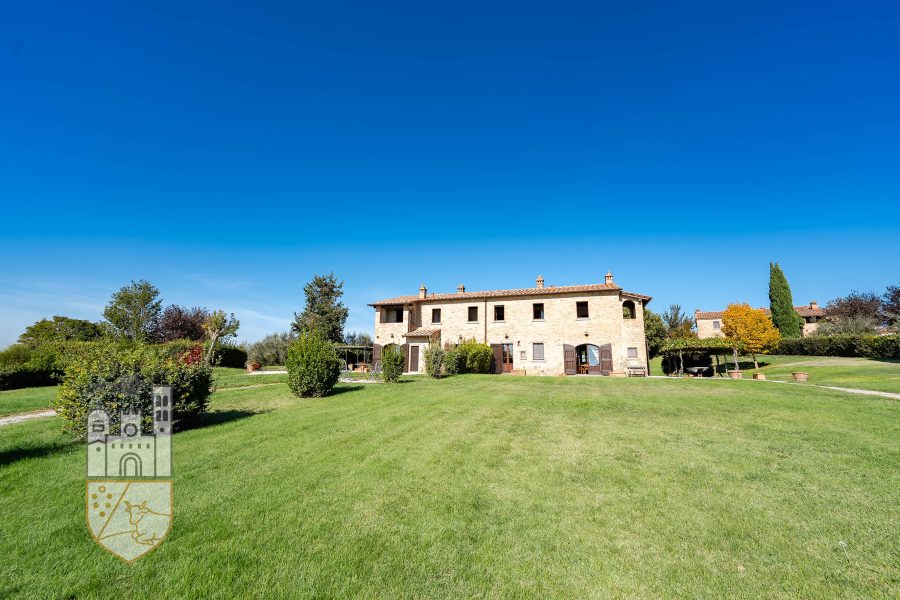 Farmhouse with garden and swimming pool
