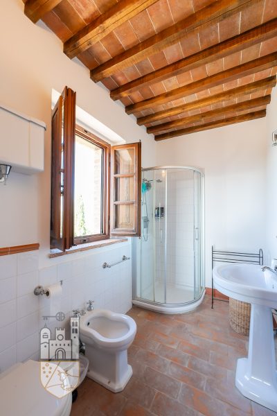 Casale con giardino e piscina