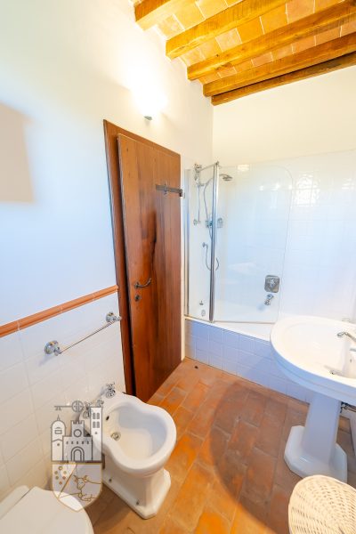 Casale con giardino e piscina