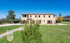 Casale con giardino e piscina