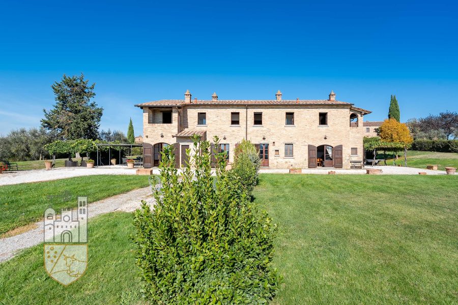 Casale con giardino e piscina