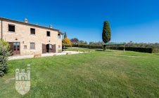 Farmhouse with garden and swimming pool