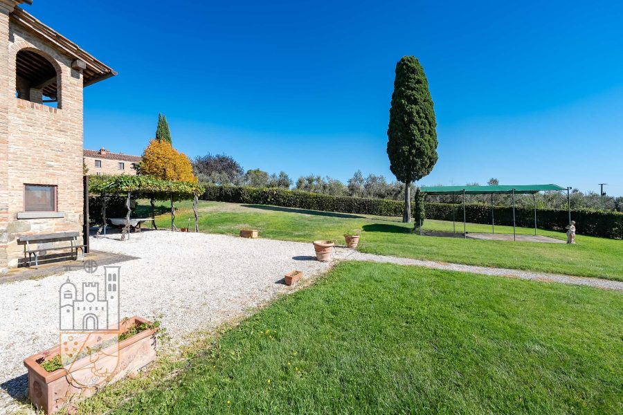 Casale con giardino e piscina