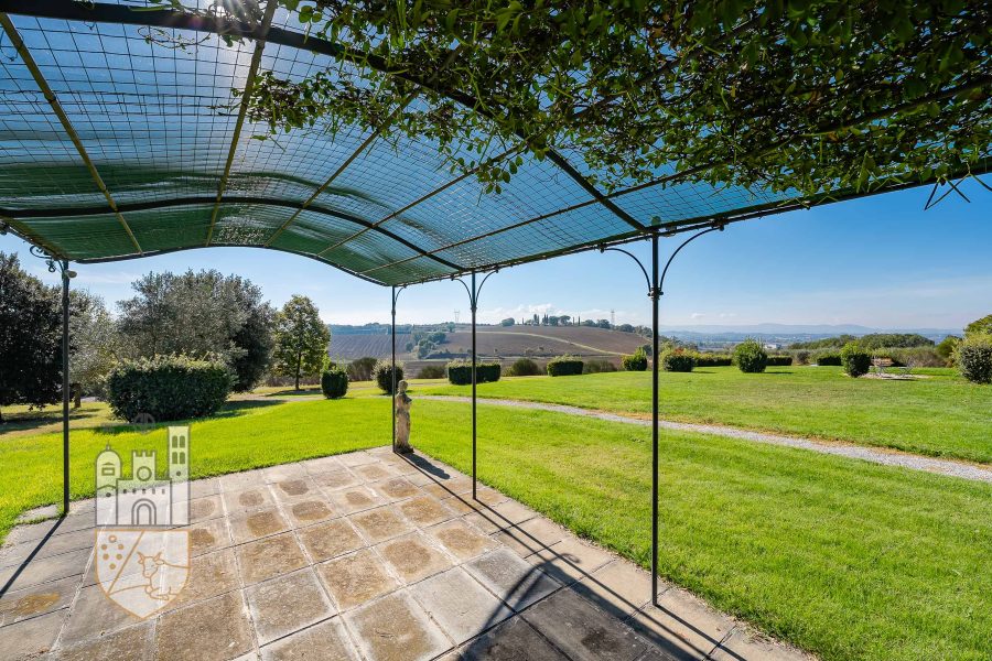 Farmhouse with garden and swimming pool