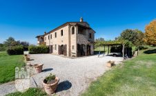 Casale con giardino e piscina