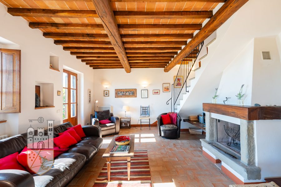 Casale con giardino e piscina