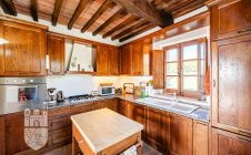Casale con giardino e piscina
