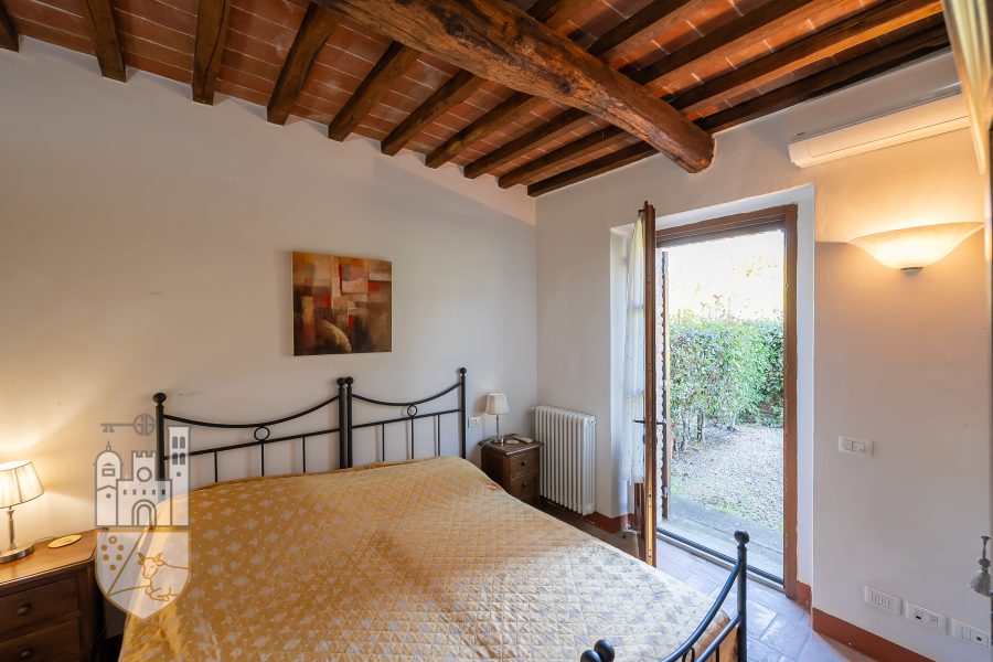Casale con giardino e piscina