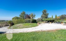 Casale con giardino e piscina