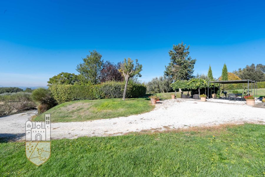 Casale con giardino e piscina