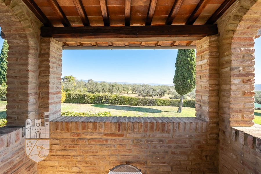 Casale con giardino e piscina