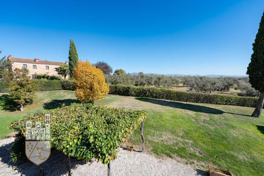 Casale con giardino e piscina