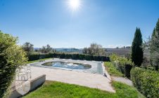 Casale con giardino e piscina
