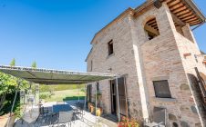 Casale con giardino e piscina