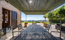 Casale con giardino e piscina