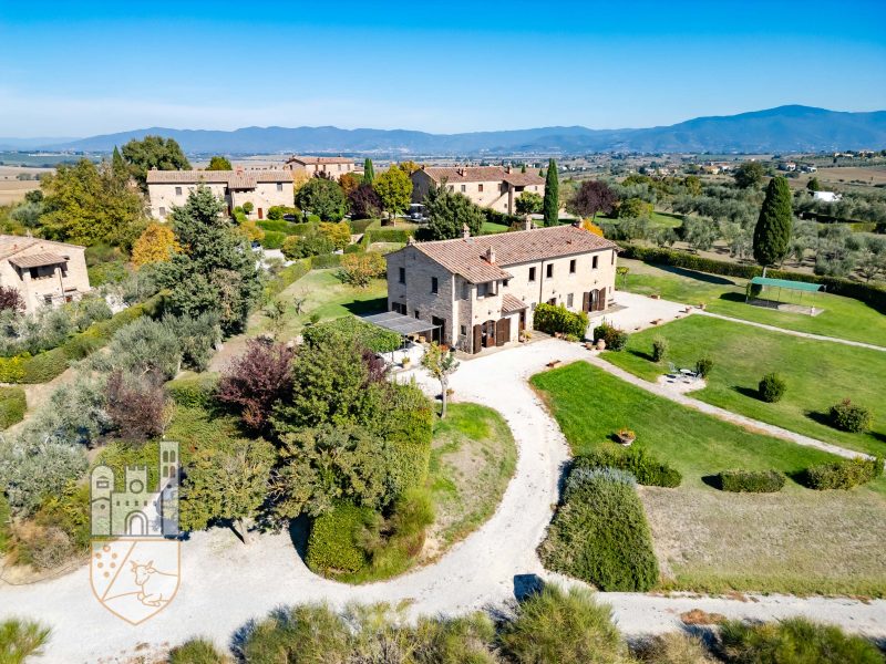 Casale con giardino e piscina
