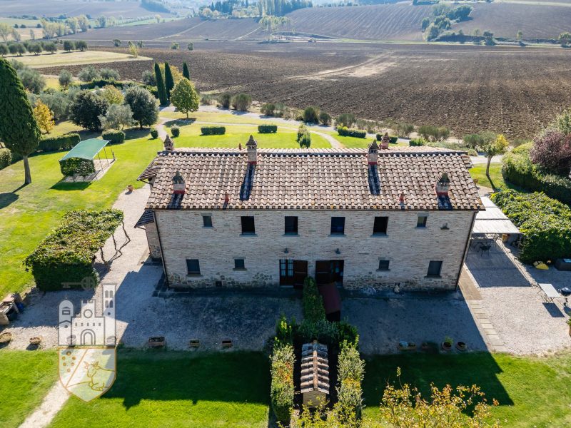 Farmhouse with garden and swimming pool