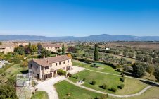 Casale con giardino e piscina