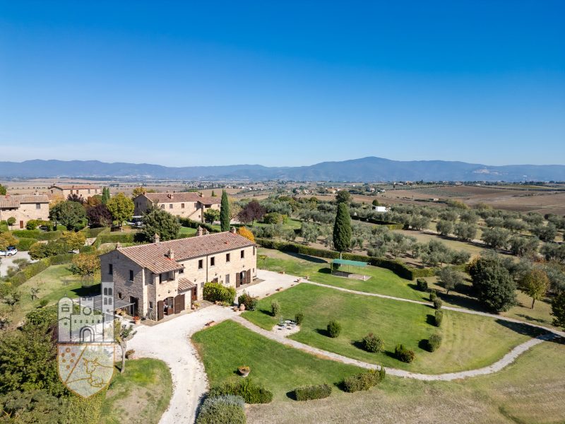 Casale con giardino e piscina