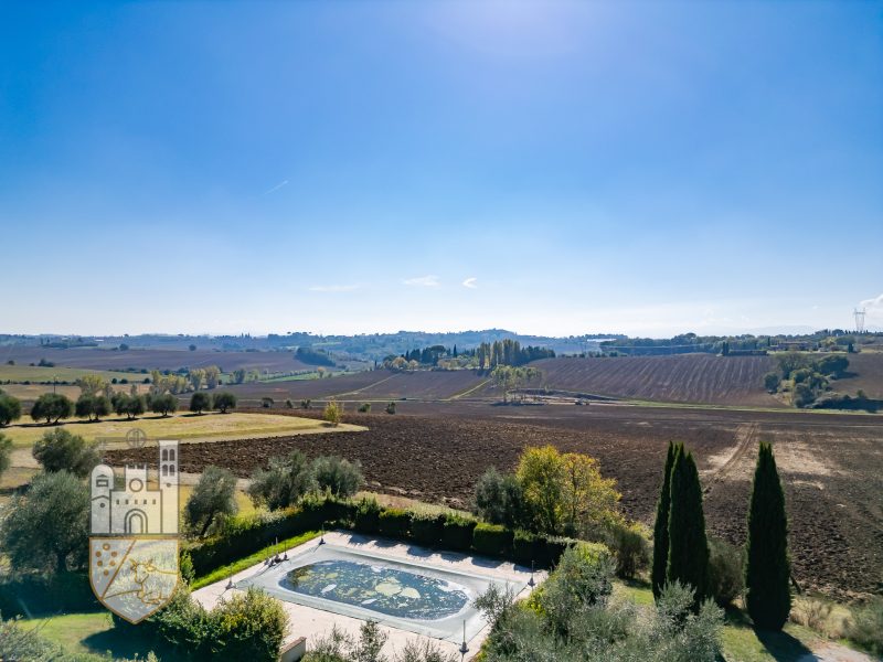 Casale con giardino e piscina