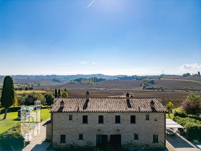 Casale con giardino e piscina