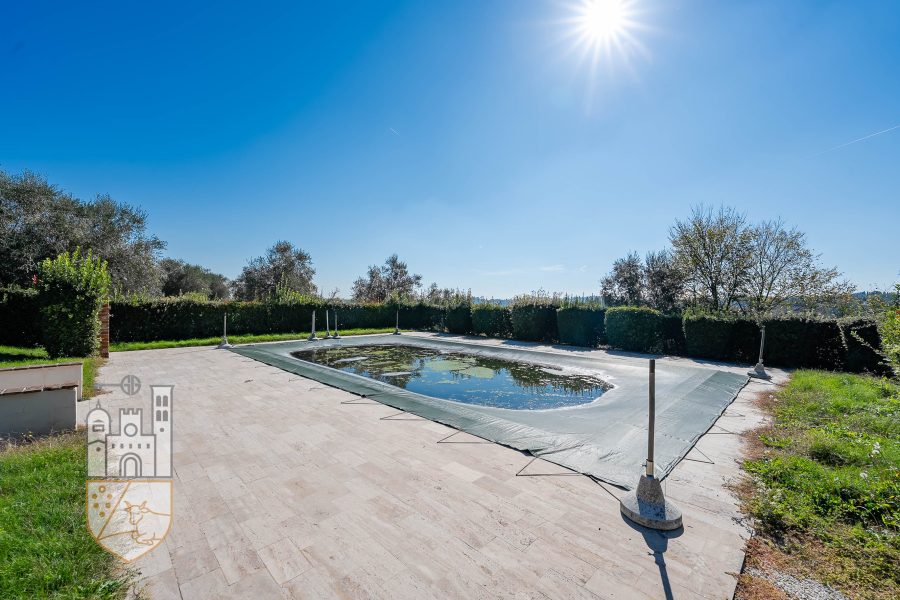 Apartment with garden and swimming pool