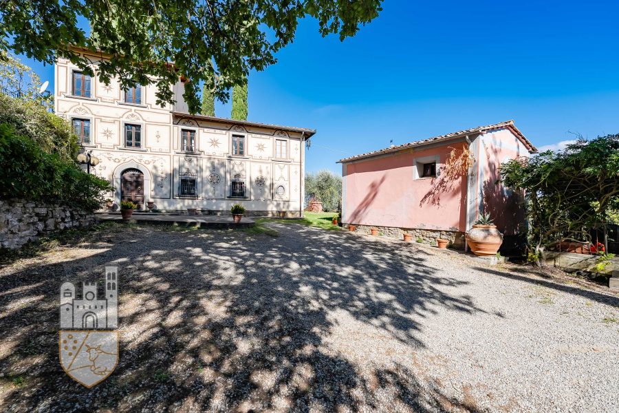 Villa con piscina e annessi