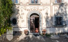 Villa con piscina e annessi