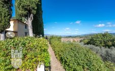 Villa con piscina e annessi