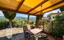 Villa con piscina e annessi