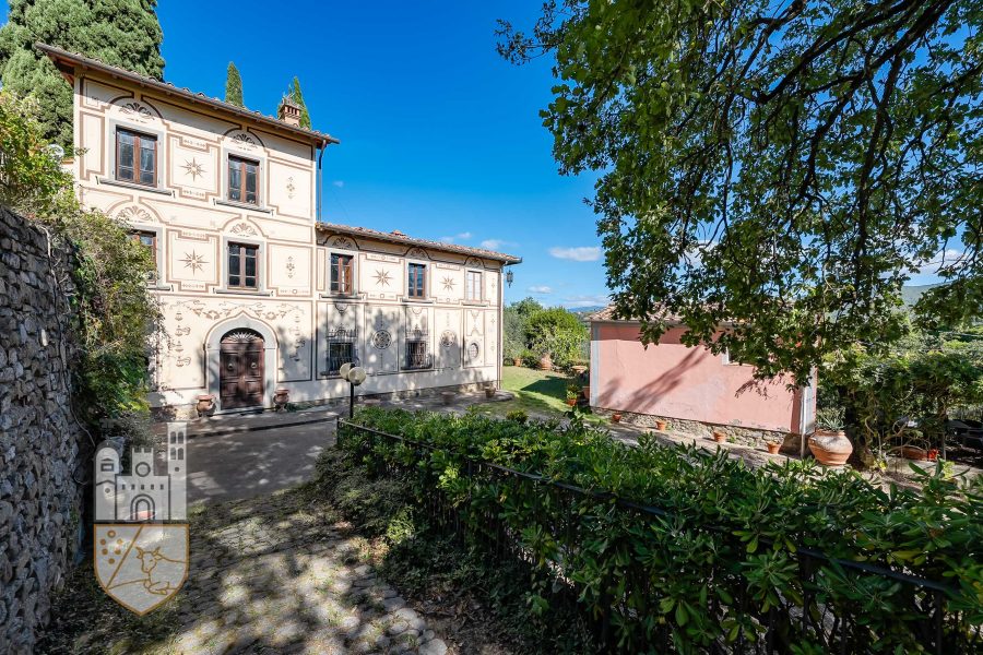 Villa con piscina e annessi