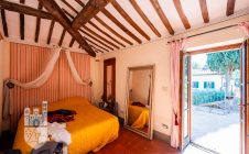 Villa con piscina e annessi