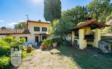 Villa con piscina e annessi