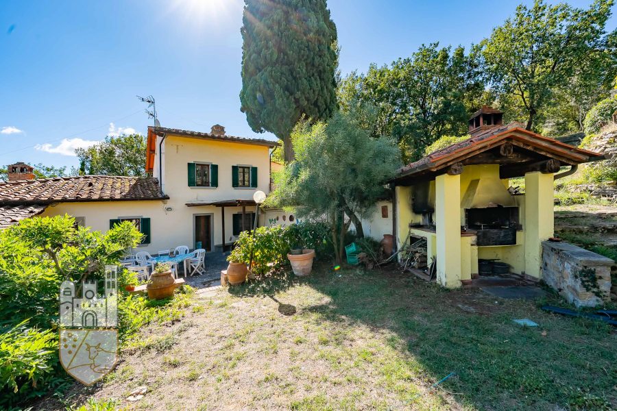 Villa con piscina e annessi