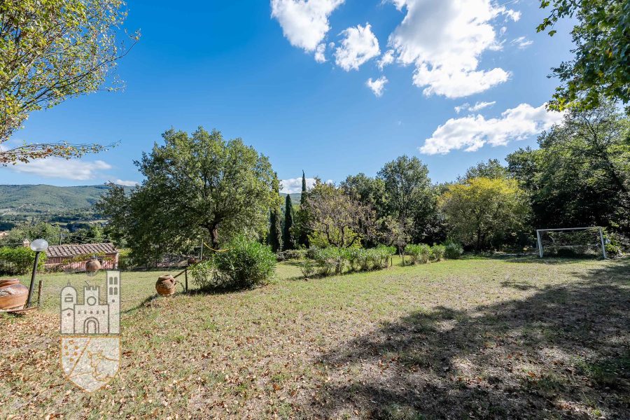 Villa con piscina e annessi