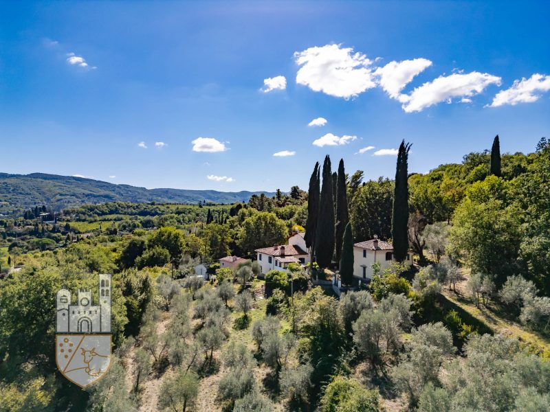 Villa con piscina e annessi