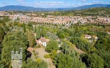 Villa con piscina e annessi