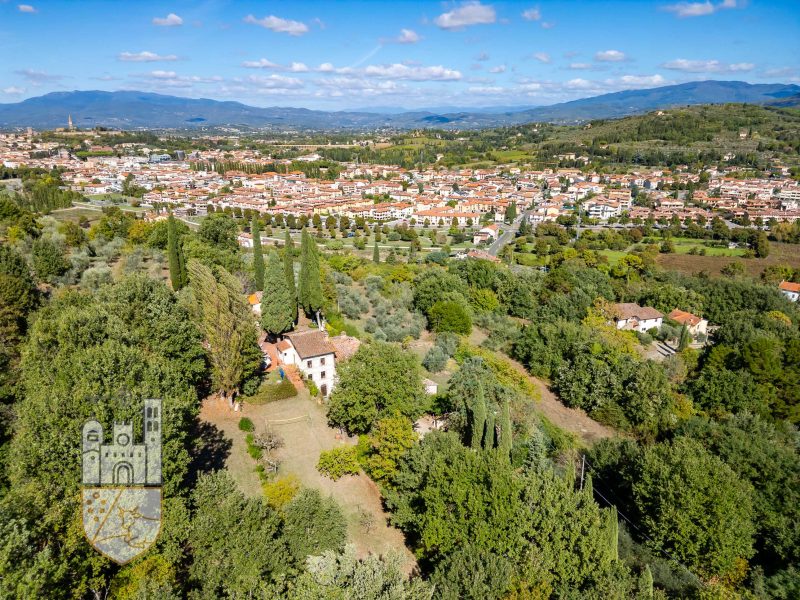 Villa con piscina e annessi