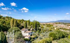 Villa con piscina e annessi