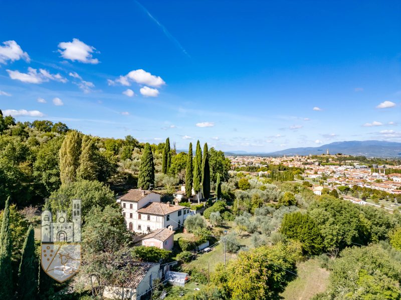 Villa con piscina e annessi