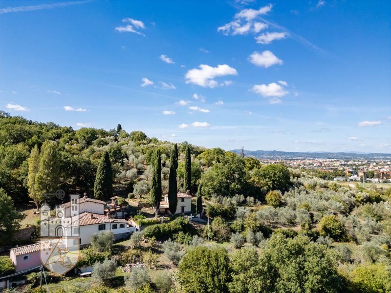 Villa con piscina e annessi